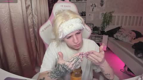 Snapshot of rapunzel_cute chatting on 11-21-25, 01:21 Rapunzel online show from 11-21-25, 01:21