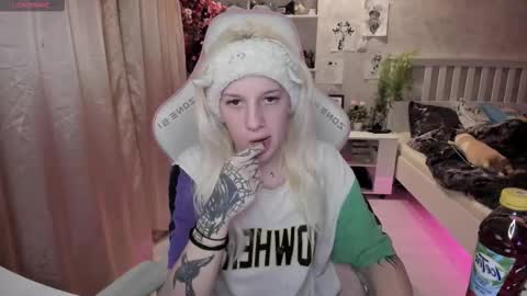 Snapshot of rapunzel_cute chatting on 11-29-25, 08:12 Rapunzel online show from 11-29-25, 08:12