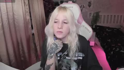 Snapshot of rapunzel_cute chatting on 12-03-25, 01:20 Rapunzel online show from 12-03-25, 01:20