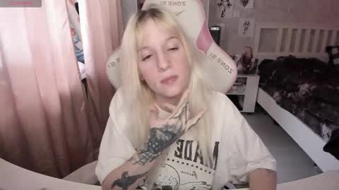 Snapshot of rapunzel_cute chatting on 02-09-26, 01:15 Rapunzel online show from 02-09-26, 01:15