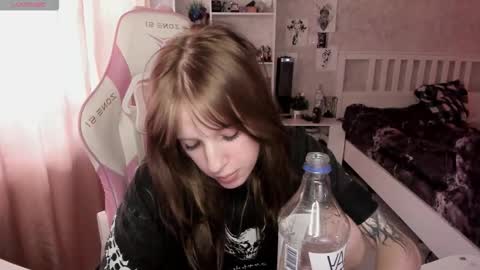 Snapshot of rapunzel_cute chatting on 02-20-26, 01:22 Rapunzel online show from 02-20-26, 01:22