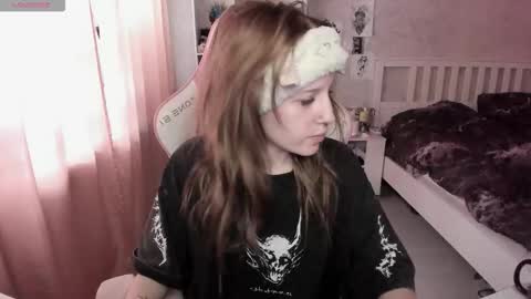 Snapshot of rapunzel_cute chatting on 02-22-26, 01:31 Rapunzel online show from 02-22-26, 01:31