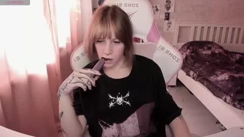 Snapshot of rapunzel_cute chatting on 02-24-26, 01:20 Rapunzel online show from 02-24-26, 01:20