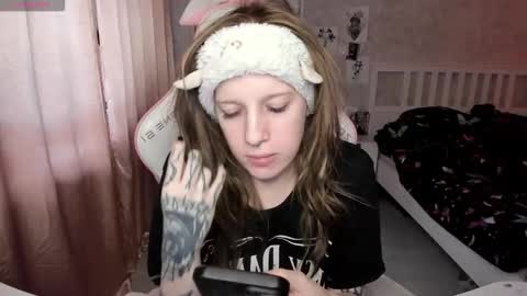 Snapshot of rapunzel_cute chatting on 03-01-26, 01:24 Rapunzel online show from 03-01-26, 01:24