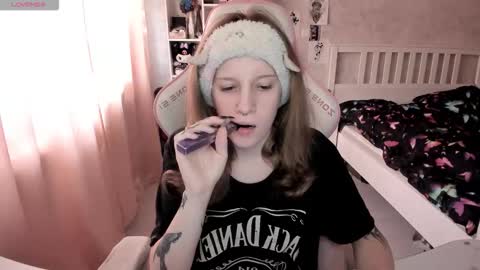 Snapshot of rapunzel_cute chatting on 03-04-26, 01:17 Rapunzel online show from 03-04-26, 01:17