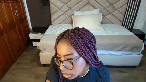 Snapshot of raqueljones_ chatting on 01-03-25, 11:57 Raquel online show from 01-03-25, 11:57