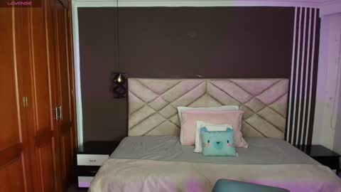 Snapshot of raqueljones_ chatting on 02-15-25, 11:39 Raquel online show from 02-15-25, 11:39
