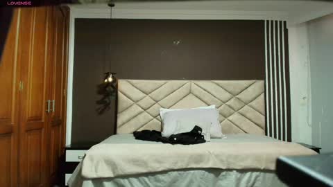 Snapshot of raqueljones_ chatting on 02-25-25, 11:41 Raquel online show from 02-25-25, 11:41