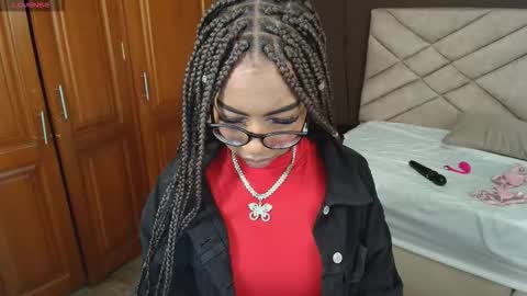 Snapshot of raqueljones_ chatting on 09-16-25, 12:06 Raquel online show from 09-16-25, 12:06