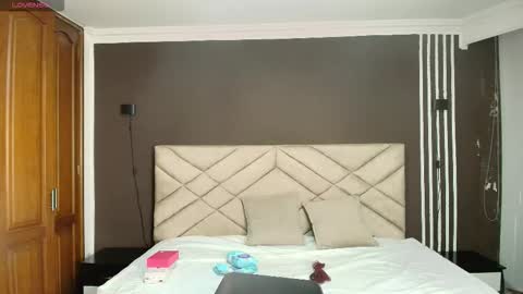 Snapshot of raqueljones_ chatting on 09-19-25, 12:06 Raquel online show from 09-19-25, 12:06