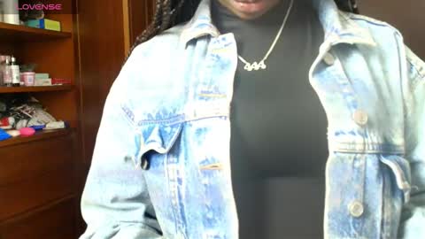 Snapshot of raqueljones_ chatting on 10-03-25, 12:24 Raquel online show from 10-03-25, 12:24