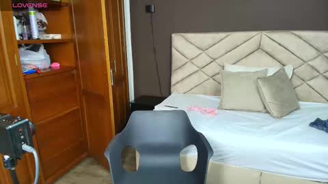 Snapshot of raqueljones_ chatting on 10-14-25, 11:44 Raquel online show from 10-14-25, 11:44