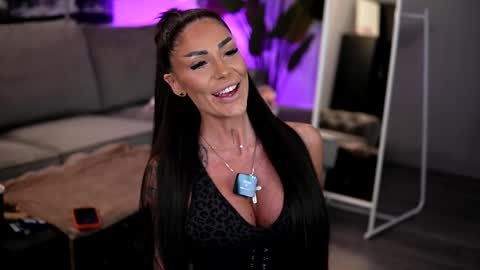 Raquelle online show from 04-15-26, 08:21