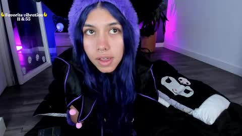 Snapshot of ravenwitch_ chatting on 04-23-26, 07:49 Raven Witch online show from 04-23-26, 07:49