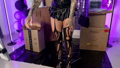 Snapshot of ravenwitch_ chatting on 04-30-26, 06:47 Raven Witch online show from 04-30-26, 06:47