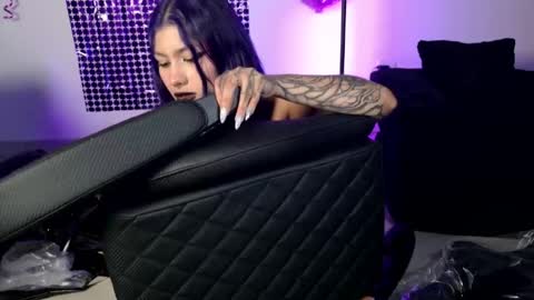 Snapshot of ravenwitch_ chatting on 04-30-26, 08:57 Raven Witch online show from 04-30-26, 08:57