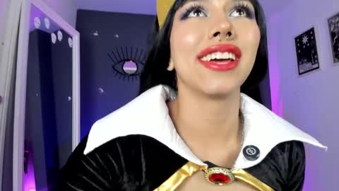 Snapshot of ravenwitch_ chatting on 05-15-26, 07:43 Raven Witch online show from 05-15-26, 07:43