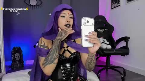 Snapshot of ravenwitch_ chatting on 06-20-26, 06:22 Raven Witch online show from 06-20-26, 06:22