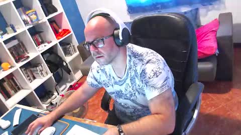 Snapshot of ravingr3d3 chatting on 06-17-26, 08:06 ravingr3d3 online show from 06-17-26, 08:06