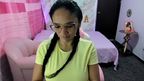 Snapshot of rayza_mature_ chatting on 01-03-25, 09:36 Danna online show from 01-03-25, 09:36