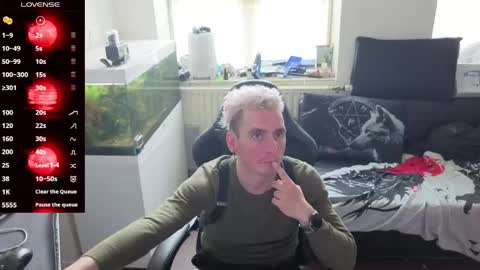Snapshot of rayzel_white chatting on 05-06-26, 11:37 Rayzel White online show from 05-06-26, 11:37