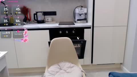 Snapshot of re_jeena chatting on 12-04-24, 01:20 Hayley online show from 12-04-24, 01:20