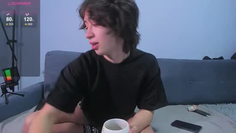 Snapshot of recklessalan chatting on 11-19-25, 04:23 Alan online show from 11-19-25, 04:23