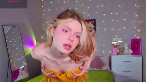 Snapshot of red__candy chatting on 04-24-26, 01:24 red__candy online show from 04-24-26, 01:24