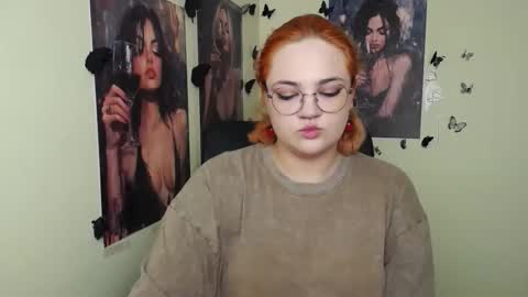 Snapshot of redhotqueen1 chatting on 05-02-26, 09:03 Rina online show from 05-02-26, 09:03