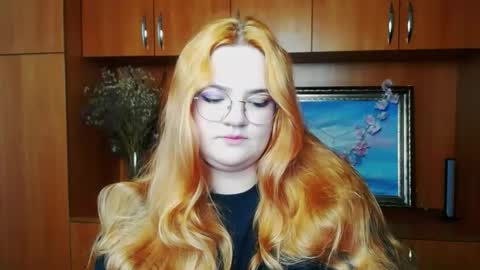 Snapshot of redhotqueen1 chatting on 05-08-26, 06:08 Rina online show from 05-08-26, 06:08