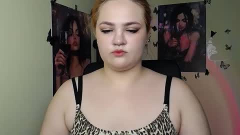 Snapshot of redhotqueen1 chatting on 05-29-26, 12:03 Rina online show from 05-29-26, 12:03