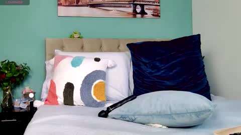 Yanella online show from 10-30-25, 05:35