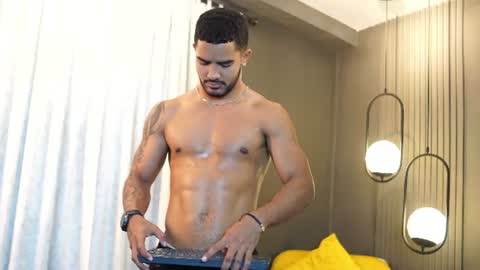 Snapshot of reik_von chatting on 06-19-26, 12:42 Reik online show from 06-19-26, 12:42