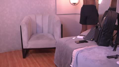 Snapshot of reik_von chatting on 06-25-26, 12:31 Reik online show from 06-25-26, 12:31