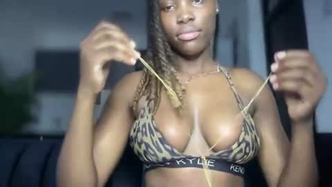 Snapshot of reina77xo chatting on 07-25-26, 03:31 reina77xo online show from 07-25-26, 03:31