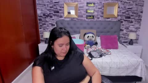 Snapshot of reina_loren chatting on 05-23-26, 05:01 reina_loren online show from 05-23-26, 05:01