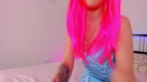 Snapshot of relaxi_g1rl chatting on 06-19-26, 03:05 Elly online show from 06-19-26, 03:05