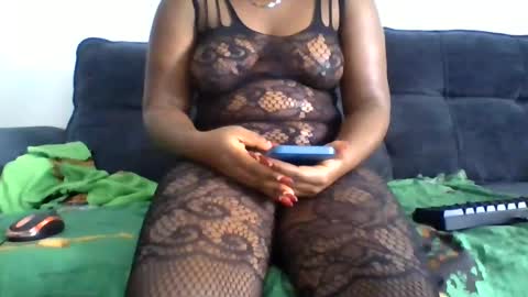 Snapshot of remmy_luna chatting on 06-17-26, 11:45 Remmy luna online show from 06-17-26, 11:45