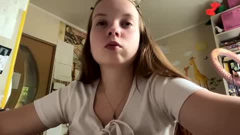 Snapshot of renaeorabuena chatting on 06-17-26, 08:17 Annabel online show from 06-17-26, 08:17