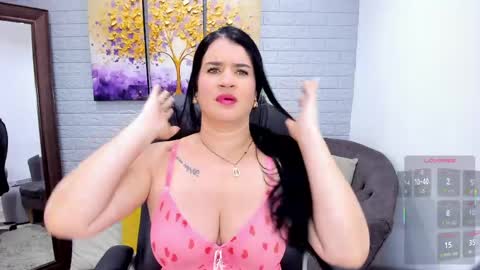Snapshot of renataruiz_rr chatting on 04-25-26, 12:08 online show from 04-25-26, 12:08