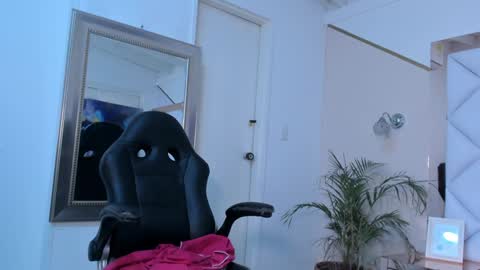 Snapshot of renatarussel chatting on 01-25-25, 05:40 Renata  online show from 01-25-25, 05:40