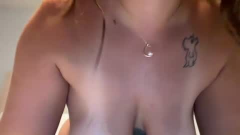 Snapshot of renimoonxo chatting on 06-24-26, 10:25 renimoonxo online show from 06-24-26, 10:25