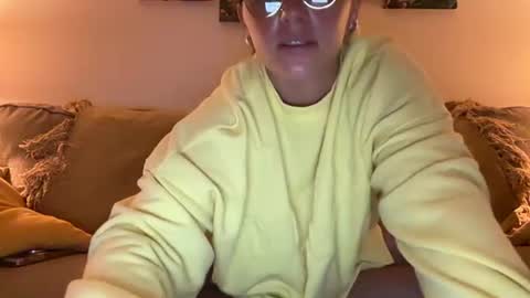 Snapshot of renimoonxo chatting on 07-02-26, 08:31 renimoonxo online show from 07-02-26, 08:31