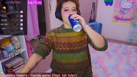 Snapshot of renpuppy chatting on 12-24-24, 04:44 REN online show from 12-24-24, 04:44