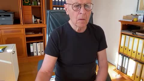 Snapshot of reteid chatting on 10-23-25, 12:59 reteid online show from 10-23-25, 12:59