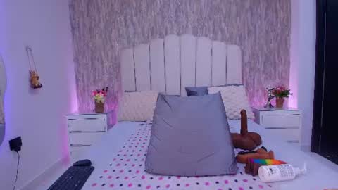 Snapshot of reven_lilith chatting on 06-19-26, 03:22 REVEN online show from 06-19-26, 03:22