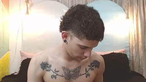 Snapshot of rich_de_la_rosa chatting on 12-18-25, 04:07 rich and kitty online show from 12-18-25, 04:07