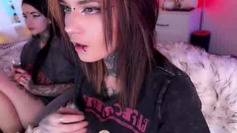   DianaBrite            fansl y online show from 12-20-25, 12:01