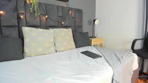 RIRI  online show from 11-15-25, 07:43