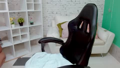 Snapshot of ririlennox chatting on 10-20-25, 11:43 Rihanna online show from 10-20-25, 11:43